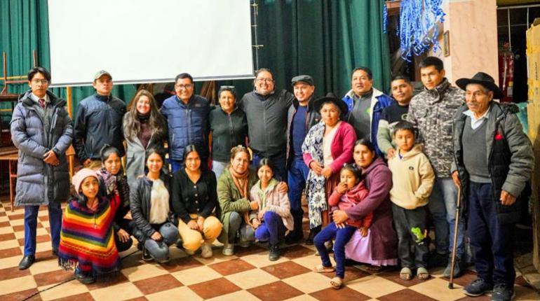 Proyección del filme "La hija cóndor" emociona a comunarios y desconocedores de Independencia y Totorani en Bolivianos.