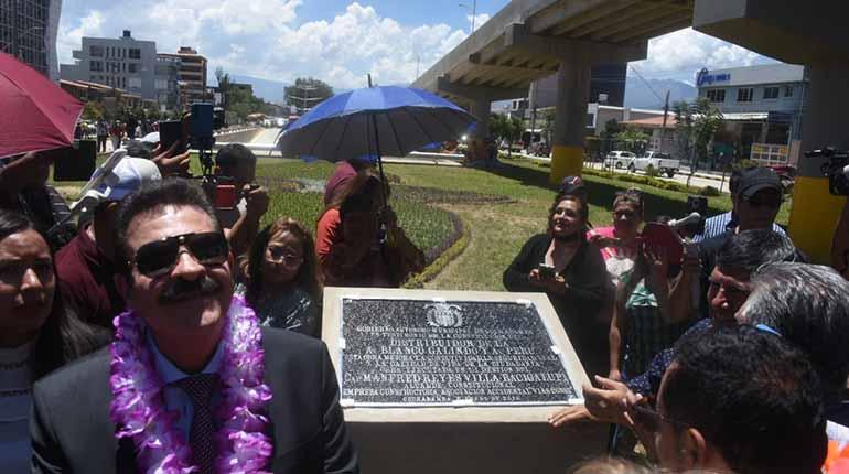 Reforque viale y sostenibilidad en Cochabamba: distribuidor moderno ordena tráfico vehicular y protege el medio ambiente.