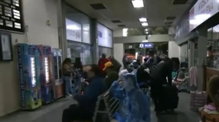Cochabamba vive situación crítica en su terminal de buses con salidas suspendidas y viajeros obligados a quedarse en la estación