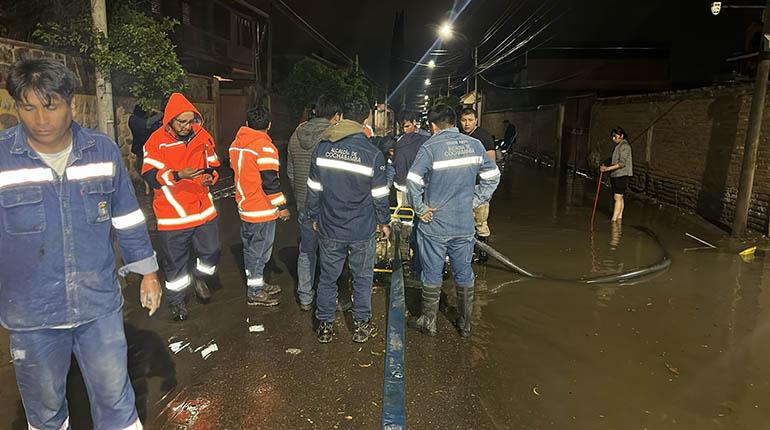La Unidad de Gestión de Riesgos desplega gran contingente para atender inundaciones causadas por lluvia torrencial en Cochabamba.