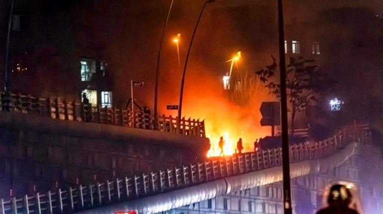 Trump apoya la lucha callejera en Irán y ofrece ayuda, pese a evaluaciones diplomáticas de resistencia del régimen.