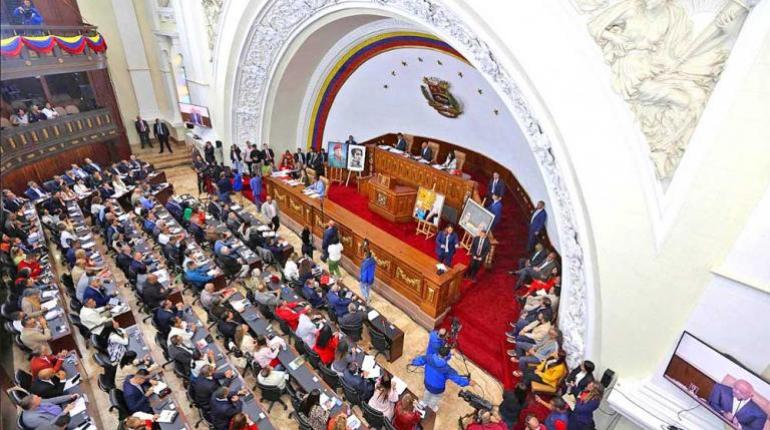 Venezuela aprueba proyecto de amnistía para presos políticos chavistas, exigiendo consulta profunda con víctimas y detenidos