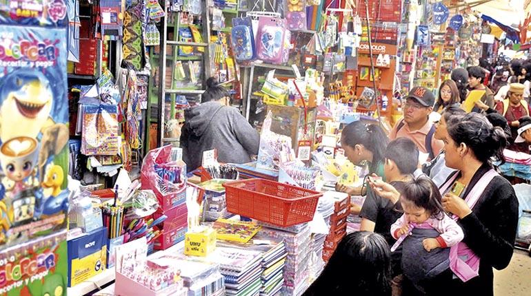 Precios de materiales escolares y uniformes registran rebajas de hasta un 50% en mercados bolivianos al iniciar clases.