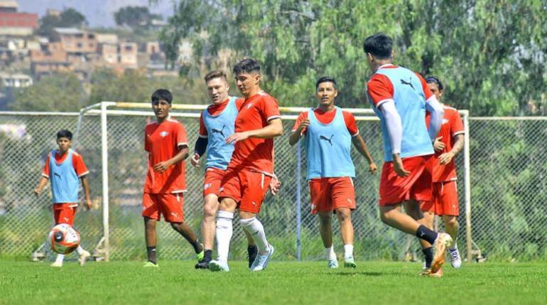 Wilstermann lucha por mantenerse en Primera División y evitar descensos mientras unifica a clubes y equipos nacionales.