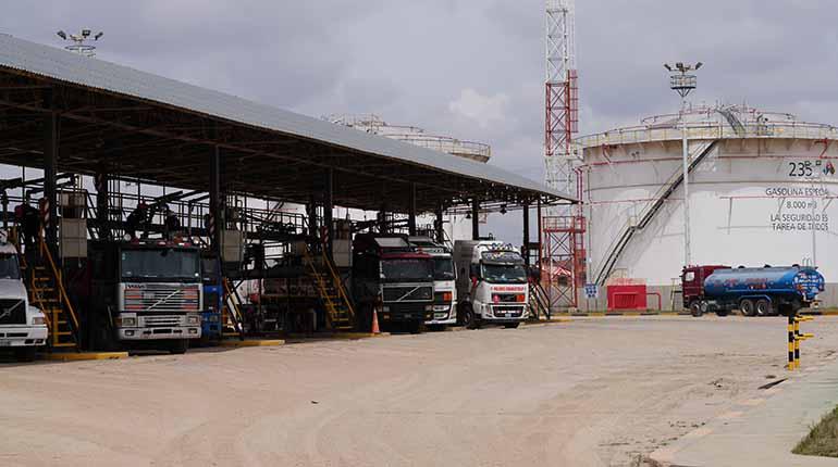 YPFB reducirá mezcla gasolina-etanol para limpiar tanques y asegurar calidad del combustible en Bolivia