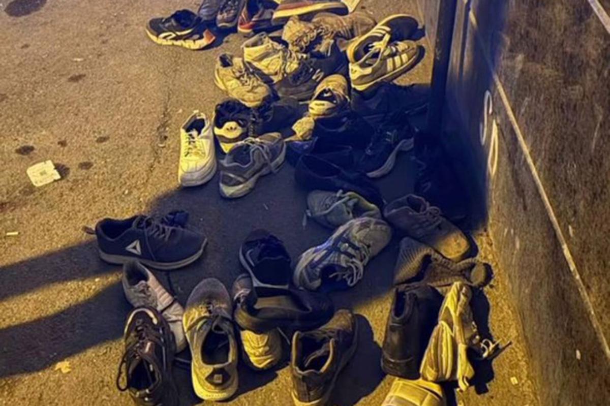 Desolador panorama de zapatos abandonados después de que el régimen iraní asesino a sangre fría incinera manifestantes en un mercado