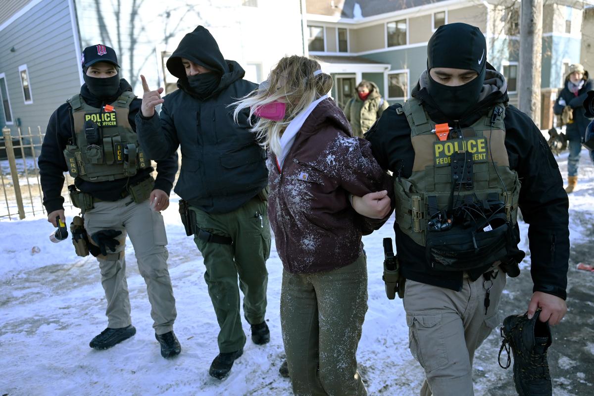 La movilización anti-ICE en Minneapolis revela patrones de insurgencia organizada y coordinada desde el principio.