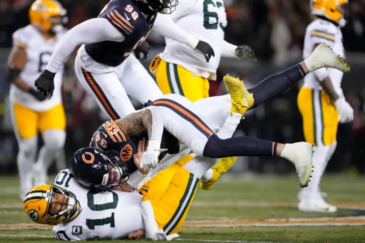 Jordan Love baja de la acción por lesión craneal después de un golpe peligroso en el partido contra los Bears.