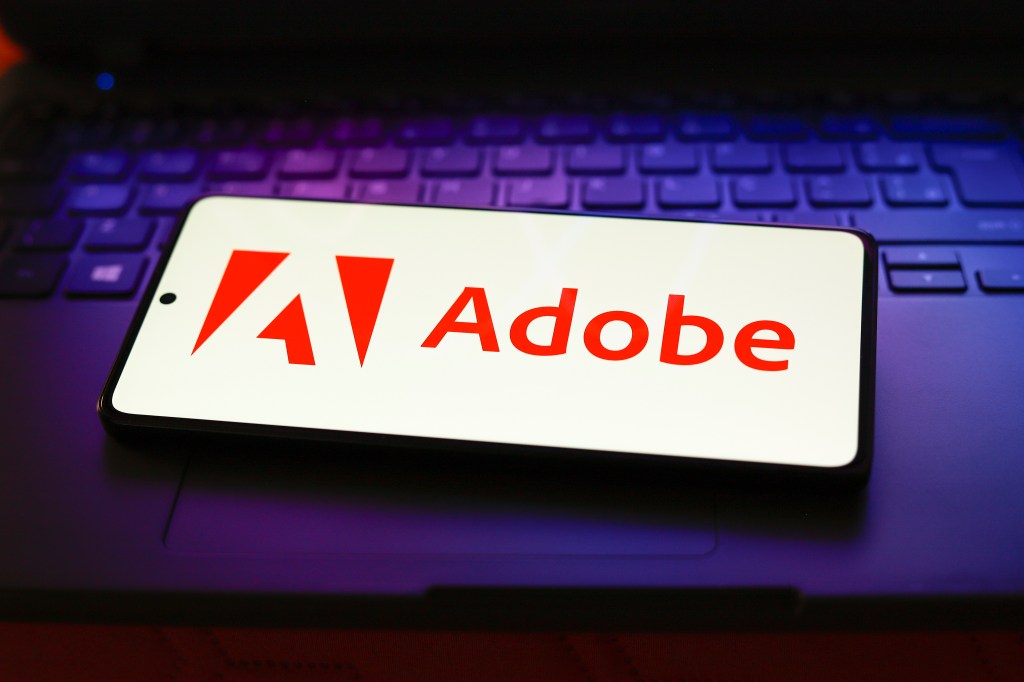 Adobe enfrenta litigio por uso indebido de obras literarias en el entrenamiento de modelos de inteligencia artificial