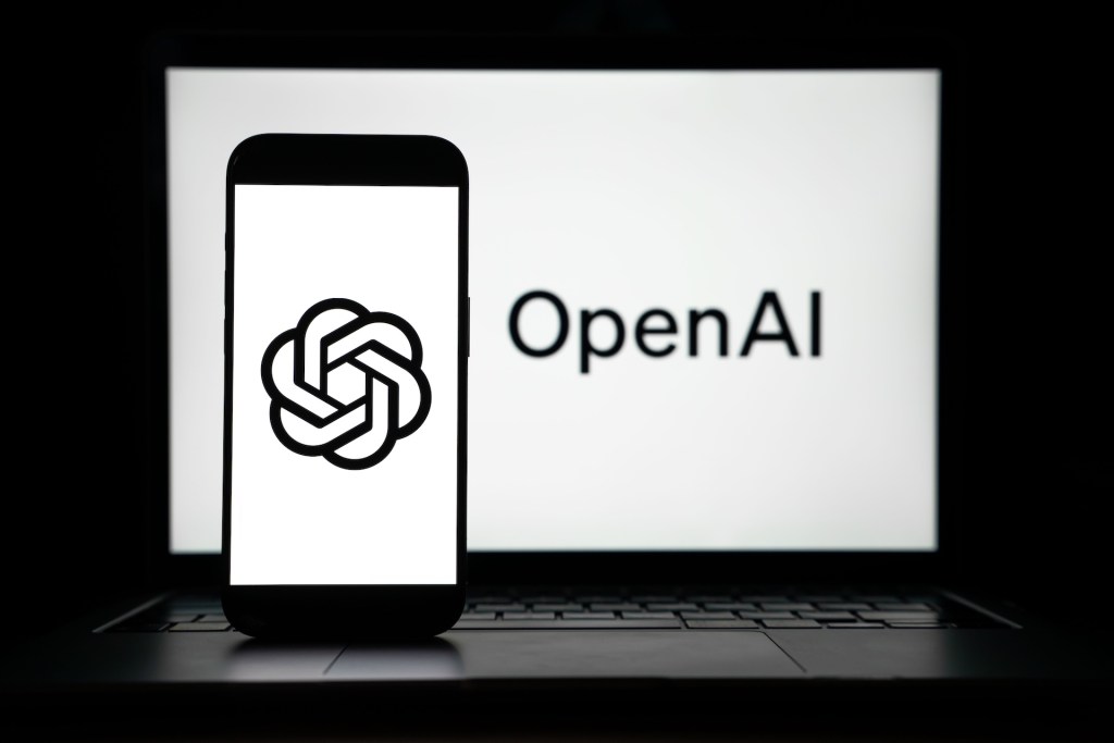 OpenAI introduce anuncios en ChatGPT con objetivo de generar ingresos y mantener acceso gratuito para usuarios estadounidenses.