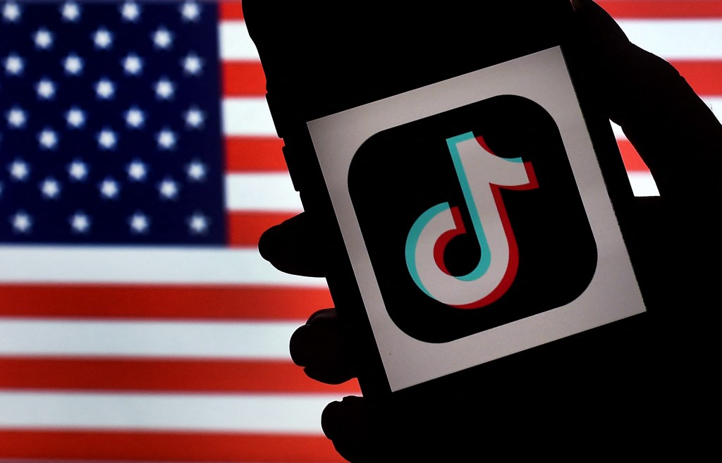"EEUU Y CHINA ACUERDAN UN PACTO DE DIVESTIMENTO PARA EVITAR CONTROVERSIAS SOBRE DATOS DE USUARIOS EN TIKTOK"