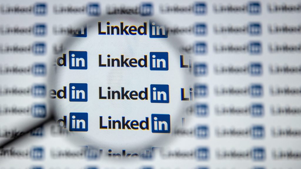 Creación de nuevos titulares en español: "LinkedIn acelera verificación de perfiles en 2025: India lidera el crecimiento y redefine la