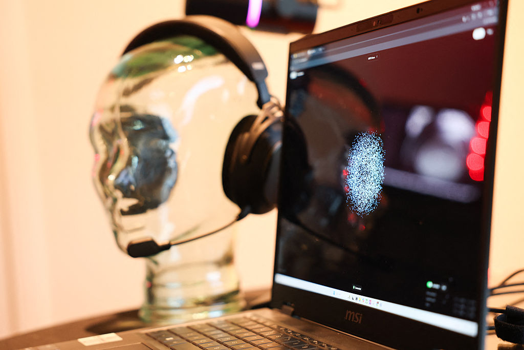 Fondo de inversión de OpenAI en startup de interfaz cerebral fundada por Sam Altman para unir inteligencia artificial con la