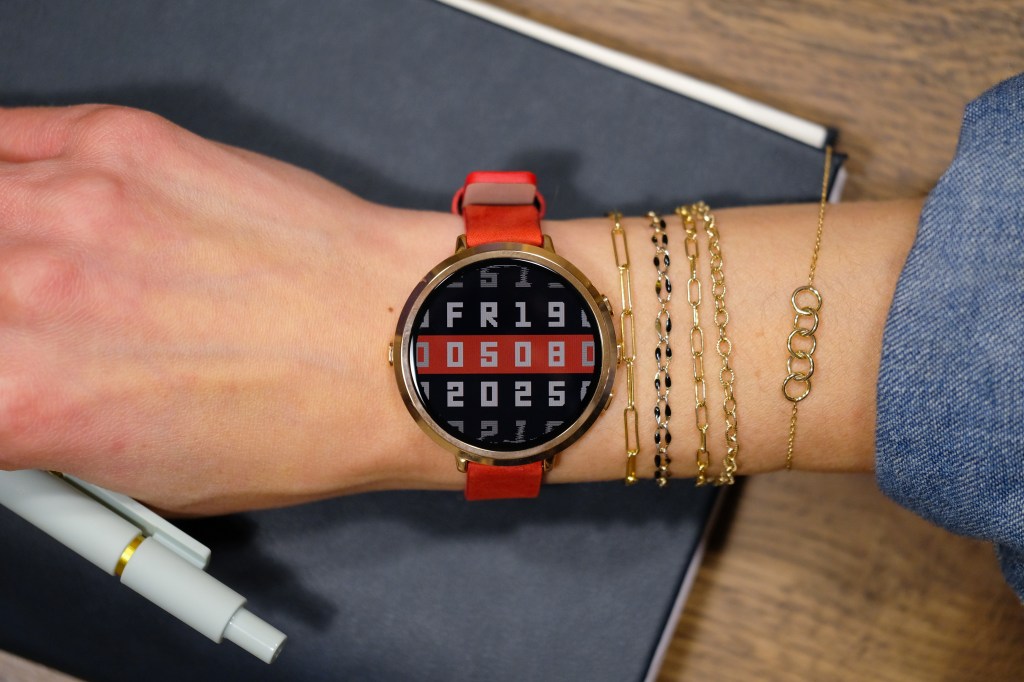 Pebble lanza el Pebble Round 2, un smartwatch renovado con pantalla redonda y funcionamiento prolongado en batería.