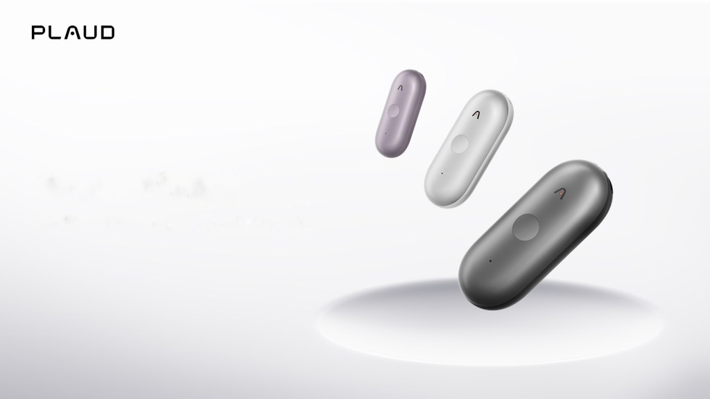 Plaud lanza un nuevo pin de notas con inteligencia artificial y una aplicación para retranscribir reuniones en escritorio.