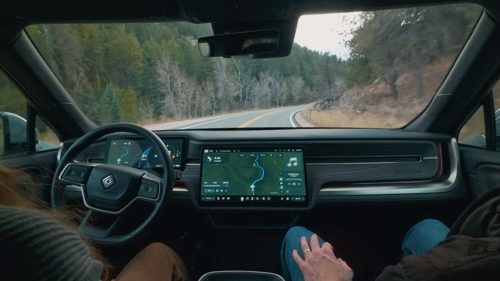 Rivian actualiza software de conducción automática y agrega "Universal Hands-Free" en sus nuevos modelos R1 EV.
