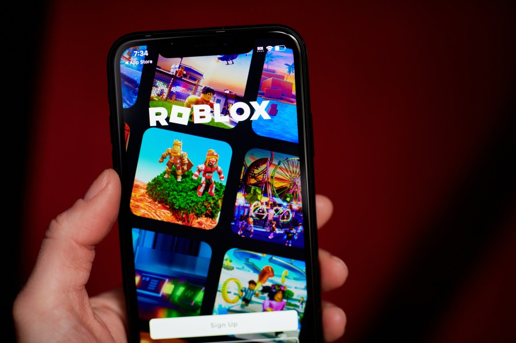 Roblox impone verificación facial obligatoria para acceder al chat, con opción de ID y controles parentales