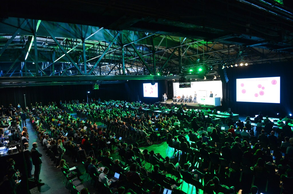 La conferencia TechCrunch Disrupt 2026 se vuelve una plataforma de innovación tecnológica global con ofertas limitadas para pases y pasantes.