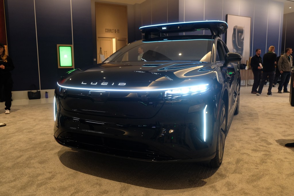 Uber lanza servicio de robotaxis premium basado en el SUV Lucid Gravity con tecnología integrada y diseño innovador.