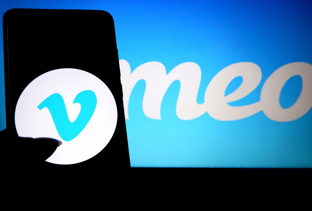 Vimeo implementa despidos masivos después de ser adquirida por Bending Spoons en operación valorada en 1.38 billones de dólares.