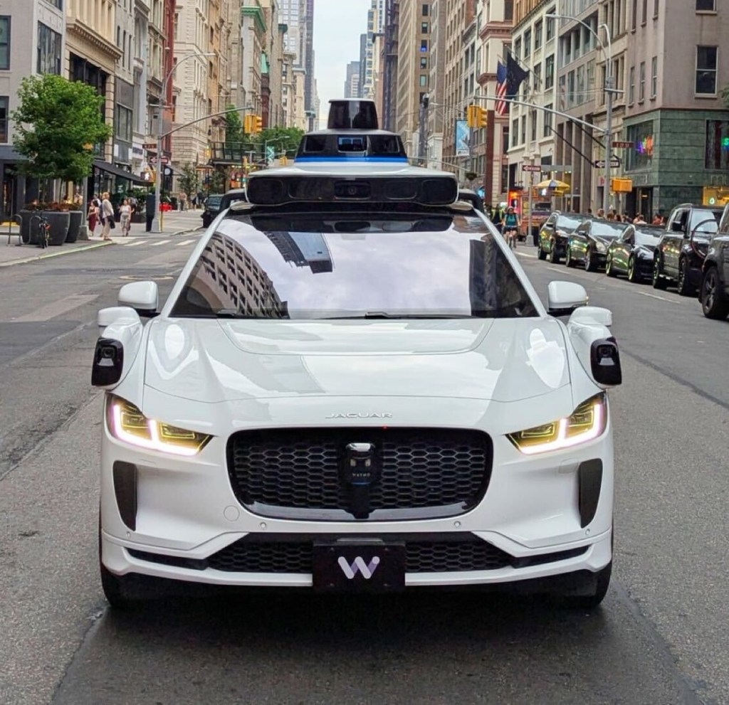 Waymo refina estrategias de navegación para evitar congestiones en ausencia de luz roja durante apagones eléctricos masivos.
