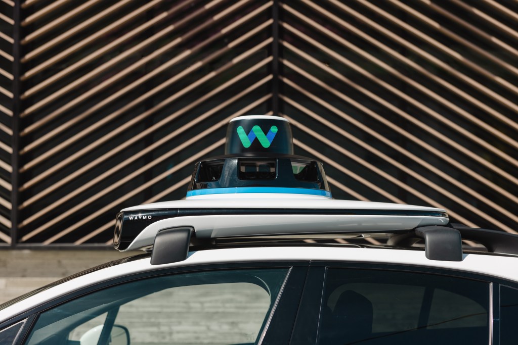 Waymo prueba una asistente de inteligencia artificial en sus taxis autónomos para brindar un viaje más personalizado y seguro.