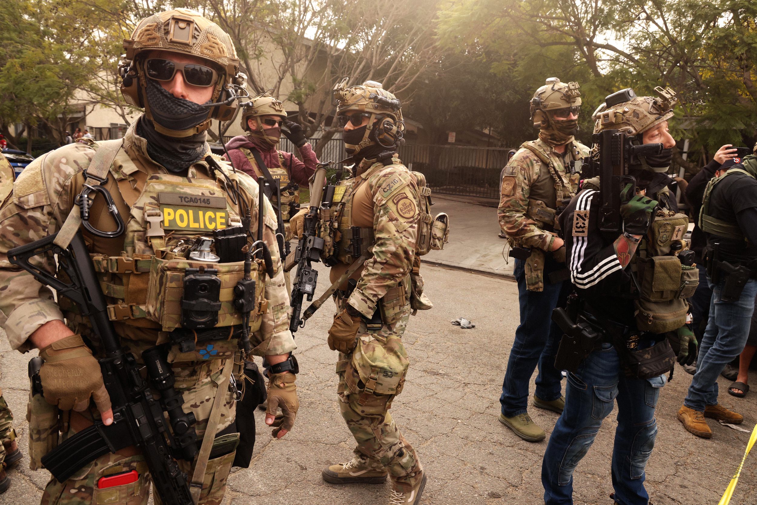 Entrada forzosa en residencia sin orden judicial desafia Constitución y precedentes sobre libertades individuales.